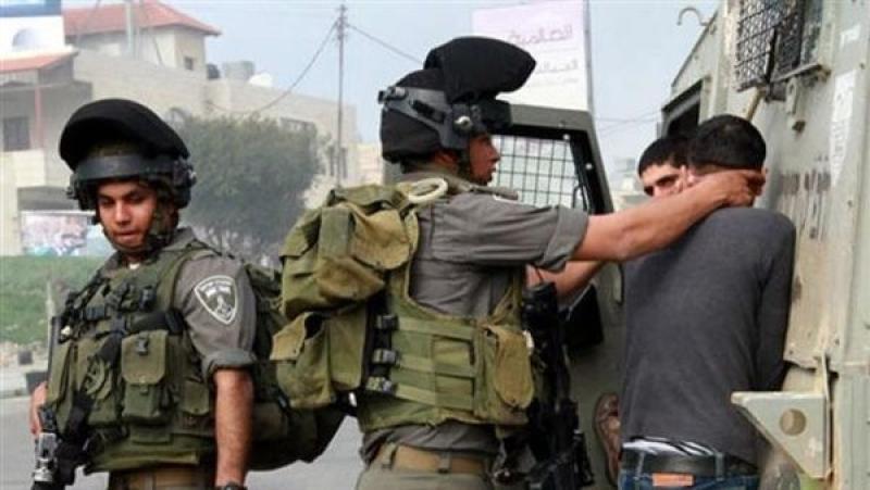 قوات الاحتلال تعتقل 22 فلسطينيا من الضفة بينهم صحفي وطفل